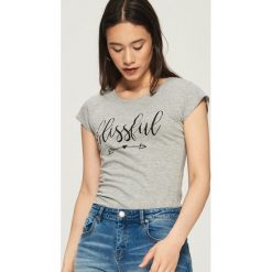 Bawełniany t-shirt z nadrukiem - Jasny szar. Szare t-shirty damskie marki Sinsay, l, z nadrukiem, z bawełny. Za 9,99 zł.