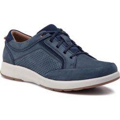 Półbuty CLARKS - Un Trail Form 261409767 Navy Nubuck. Niebieskie półbuty męskie Clarks, na co dzień, bez wzorów, ze skóry ekologicznej, bez zapięcia. W wyprzedaży za 319,00 zł.
