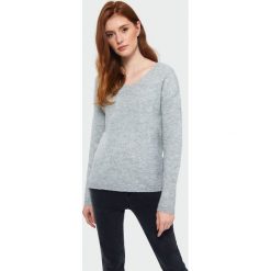 Sweter w serek damski szary - 40. Szare sukienki damskie e-margeritka.pl, na co dzień, uniwersalny, bez wzorów, z poliesteru, klasyczne, z dekoltem w serek, bez rękawów, koszulowe. Za 79,99 zł.