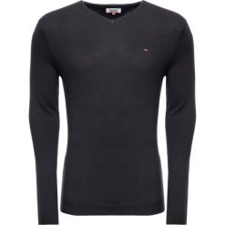 Sweter Tommy Jeans DM0DM04402. Szare swetry męskie Tommy Jeans, m, bez wzorów, z elastanu, klasyczne, z klasycznym kołnierzykiem, bez kaptura. W wyprzedaży za 199,00 zł.