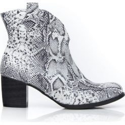 Botki na słupku kowbojki - skóra naturalna - model 503 - kolor biały wąż. Białe botki damskie Zapato, na wiosnę, z jeansu, eleganckie, z okrągłym noskiem, bez obcasa, na obcasie, bez zapięcia. Za 399,00 zł.