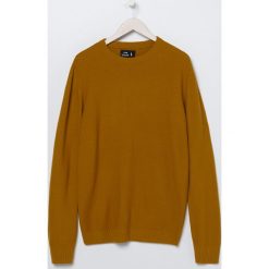 Gładki sweter - Żółty. Żółte swetry męskie Sinsay, s, bez wzorów, bez kołnierzyka, bez kaptura. Za 49,99 zł.