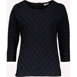 Koszulka w kolorze czarno-granatowym. Niebieskie koszulki damskie marki Gerry Weber, w paski, z okrągłym kołnierzem. W wyprzedaży za 85,95 zł.