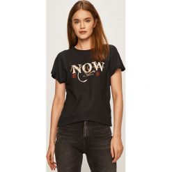 Only - T-shirt. Czarne bluzki damskie ONLY, s, z nadrukiem, z bawełny, z okrągłym kołnierzem. W wyprzedaży za 54,90 zł.