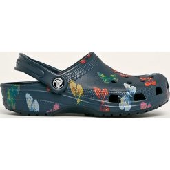 Crocs - Klapki. Pomarańczowe klapki damskie Crocs, bez wzorów, z gumy, bez obcasa, na obcasie. Za 189,90 zł.