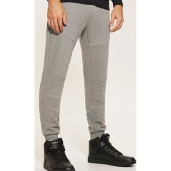 Joggery z przeszyciami - Szary. Spodnie męskie House. W wyprzedaży za 49,99 zł.