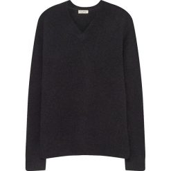 Sweter w kolorze antracytowym. Szare swetry męskie American Vintage, s, bez wzorów, ze splotem, bez kołnierzyka, bez kaptura. W wyprzedaży za 219,95 zł.