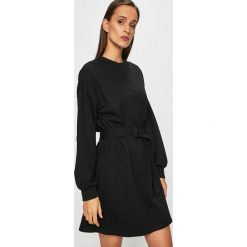 Answear - Sukienka. Czarne sukienki damskie ANSWEAR, na co dzień, s, w paski, z bawełny, casualowe, z okrągłym kołnierzem, z długim rękawem, długie, maxi, proste. W wyprzedaży za 79,90 zł.
