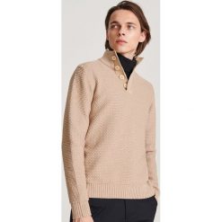 Sweter z rozpinanym kołnierzem - Beżowy. Brązowe swetry męskie Reserved, s, bez wzorów, bez kołnierzyka, bez kaptura. Za 139,99 zł.