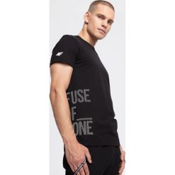 T-shirt męski TSM255 - głęboka czerń. Brązowe koszulki męskie 4f, m, bez wzorów, bez kołnierzyka. W wyprzedaży za 39,99 zł.