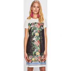 Desigual - Sukienka. Czarne sukienki damskie Desigual, na co dzień, s, bez wzorów, z elastanu, casualowe, z okrągłym kołnierzem, z krótkim rękawem, krótkie, mini, proste. W wyprzedaży za 319,90 zł.