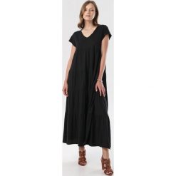 Czarna Sukienka Nysaphite. Czarne sukienki damskie Born2be, na lato, s, bez wzorów, bez kołnierzyka, bez rękawów. W wyprzedaży za 84,99 zł.