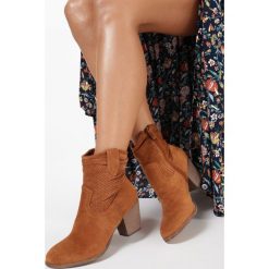 Camelowe Botki Avasea. Brązowe botki damskie Born2be, bez obcasa, na obcasie, bez zapięcia. Za 149,99 zł.
