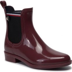 Kalosze TOMMY HILFIGER - Chocolate Truffle FW0FW04492 Block Rainboot GBY. Czerwone kalosze damskie TOMMY HILFIGER, bez wzorów, z tworzywa sztucznego. W wyprzedaży za 299,00 zł.