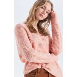 Sweter z warkoczowym splotem - Pomarańczowy. Pomarańczowe swetry damskie Cropp, s, bez wzorów, ze splotem, bez rękawów, bez kaptura. W wyprzedaży za 49,99 zł.