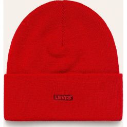 Levi's - Czapka. Czerwone czapki damskie Levi's®, na zimę, bez wzorów, z dzianiny. Za 129,90 zł.