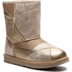 Buty UGG - Kids' Classic Short II Patchwork 1096431K K/Gold. Żółte śniegowce dziewczęce Ugg, bez zapięcia. W wyprzedaży za 359,00 zł.