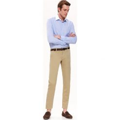 Koszula wizytowa slim fit. Niebieskie koszule męskie Top Secret, na lato, m, bez wzorów, z tkaniny, eleganckie, bez kołnierzyka, z długim rękawem. W wyprzedaży za 29,99 zł.