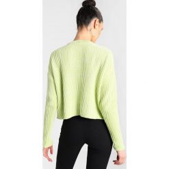 Swetry klasyczne damskie: TWINTIP Sweter light green/white