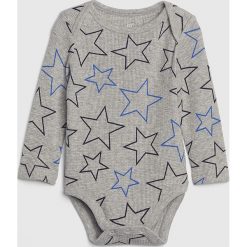 Body w kolorze szaro-niebieskim. Szare body niemowlęce Gap Kids, z nadrukiem, z bawełny, bez rękawów. W wyprzedaży za 22,95 zł.