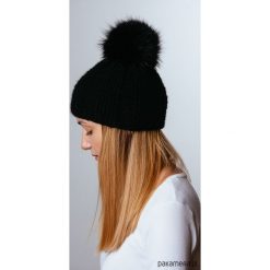 Czapka z naturalnym futerkiem. Niebieskie czapki zimowe damskie marki Pakamera, z bawełny. Za 195,00 zł.