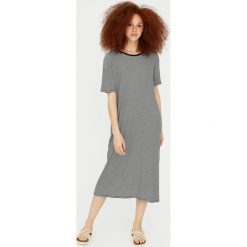 Sukienka midi basic w paski. Czarne sukienki damskie Pull&Bear, w paski, bez kołnierzyka, bez rękawów, midi. Za 59,90 zł.