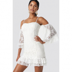 Trendyol Koronkowa sukienka z falbanką - White,Offwhite. Szare sukienki koronkowe marki Trendyol, na co dzień, casualowe, midi, dopasowane. W wyprzedaży za 170,07 zł.