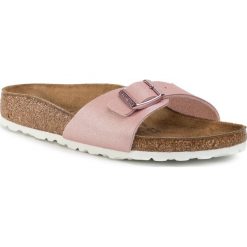 Klapki BIRKENSTOCK - Madrid Bs 1016027 Icy Metallic Old Rose. Różowe klapki damskie Birkenstock, bez wzorów, ze skóry ekologicznej, bez obcasa. Za 239,00 zł.