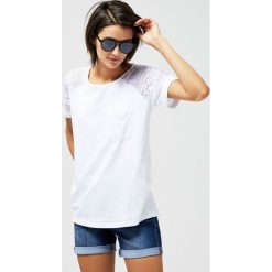 Bluzka z koronką. Białe bluzki damskie Moodo, xl, w koronkowe wzory, z bawełny, bez kołnierzyka, z krótkim rękawem. Za 24,99 zł.