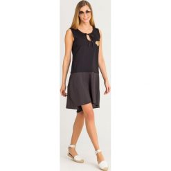 SUKIENKA Twinset U&B. Czarne sukienki damskie Twinset U&B, na imprezę, s, z aplikacjami, z tkaniny, z okrągłym kołnierzem, bez rękawów, mini, asymetryczne. Za 363,30 zł.