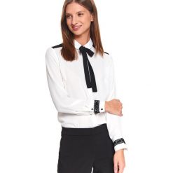 Koszula z wiązaniem i koronką. Białe koszule damskie Top Secret, na co dzień, na zimę, w koronkowe wzory, z materiału, eleganckie, z kontrastowym kołnierzykiem, z długim rękawem. Za 119,99 zł.
