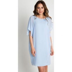 Oversize'owa błękitna sukienka BIALCON. Niebieskie sukienki damskie BIALCON, na spotkanie biznesowe, bez wzorów, eleganckie, bez kołnierzyka, bez rękawów, rozkloszowane. W wyprzedaży za 216,00 zł.