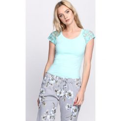 Jasnoniebieski T-shirt Wild Jungle. Szare t-shirty damskie marki Born2be, s, w ażurowe wzory, z okrągłym kołnierzem. Za 14,99 zł.