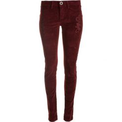 Desigual spodnie damskie Pana 40 burgund. Czerwone jeansy damskie Desigual. W wyprzedaży za 169,00 zł.