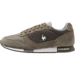 Le coq sportif ALPHA Sneakersy niskie olive night/titanium. Zielone trampki męskie le coq sportif, bez wzorów, ze skóry, bez zapięcia. Za 369,00 zł.