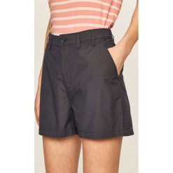 Tommy Jeans - Szorty. Białe szorty damskie Tommy Jeans, bez wzorów, z elastanu, casualowe. W wyprzedaży za 219,90 zł.