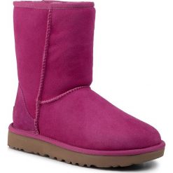 Buty UGG - W Classic Short II 1016223 Fus. Różowe kozaki damskie Ugg, ze skóry, bez obcasa, bez zapięcia. W wyprzedaży za 509,00 zł.