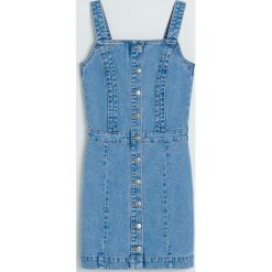 Jeansowa sukienka mini -. Sukienki damskie Reserved, bez wzorów, z jeansu, bez kołnierzyka, bez rękawów, mini. Za 99,99 zł.