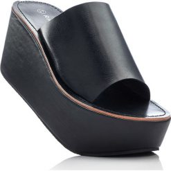 Klapki na podeszwie platformie bonprix czarny. Białe klapki damskie marki bonprix. Za 79,99 zł.