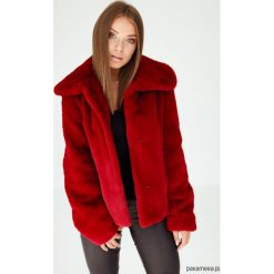 Czerwona Kurtka Futerko Damskie z Kołnierzem. Czerwone kurtki damskie Pakamera, bez wzorów, z futra, krótkie, bez kaptura. Za 469,00 zł.