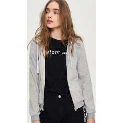 Bluza z kapturem - Jasny szar. Szare bluzy z kapturem damskie Sinsay, l. Za 59,99 zł.