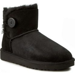 Buty UGG - W Mini Bailey Button II 1016422 W/Blk. Czarne kozaki damskie Ugg, na zimę, ze skóry, na niskim obcasie, bez zapięcia. Za 849,00 zł.