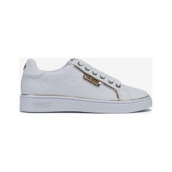 Guess Banq Tenisówki Biały. Białe trampki i tenisówki damskie Guess, z aplikacjami, z materiału, bez zapięcia. Za 471,95 zł.