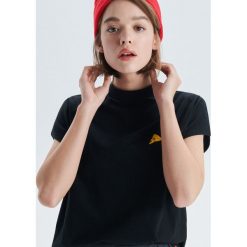 Koszulka z motywem - Czarny. Czarne koszulki damskie Cropp, s, bez wzorów, bez kołnierzyka, bez rękawów. Za 29,99 zł.