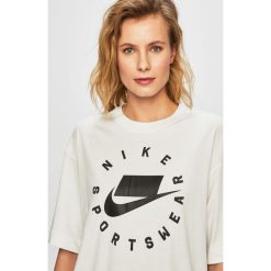 Nike - Top. Białe topy damskie Nike, s, z nadrukiem, z bawełny, z krótkim rękawem. W wyprzedaży za 179,90 zł.