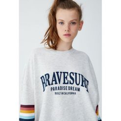 Bluza z tęczowymi pasami. Zielone bluzy damskie marki Pull&Bear. Za 89,90 zł.