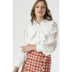 Biała Koszula Cantu. Białe bluzki damskie Born2be, s, w ażurowe wzory, z jeansu, klasyczne, z okrągłym kołnierzem. Za 119,99 zł.