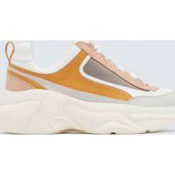 Modne buty sportowe z musztardowym detalem. Buty sportowe damskie Pull&Bear. Za 159,00 zł.
