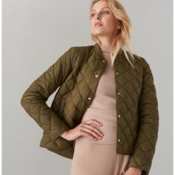 Pikowana kurtka z wypełnieniem - Khaki. Brązowe kurtki damskie Mohito, bez wzorów, bez kaptura. Za 149,99 zł.