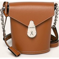 Calvin Klein - Torebka skórzana. Czarne listonoszki damskie Calvin Klein, w paski, ze skóry, na ramię, małe, bez dodatków. Za 799,90 zł.